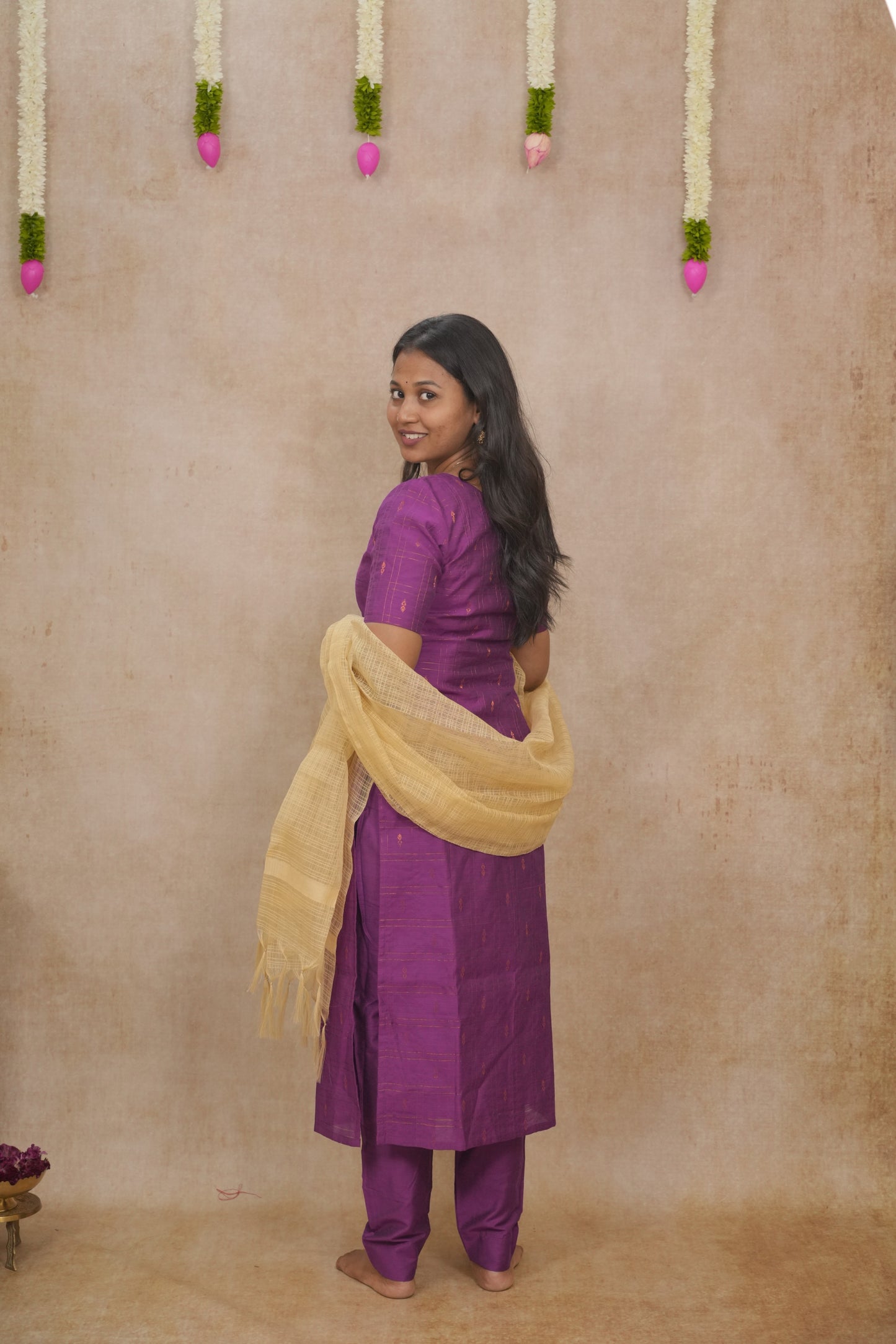 Pink zari checked pattern salwar set